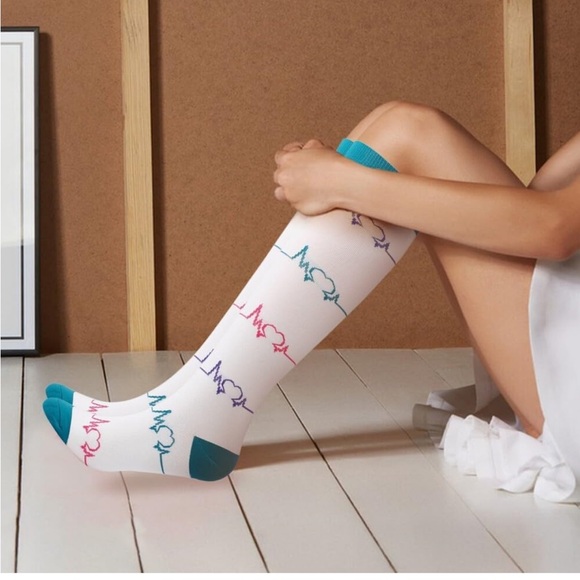 Colorful Heartbeat Pattern Compression Knee-High Socks - Picture 3 of 4
